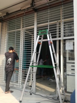 Pemasangan Rolling Grille alumunium  Ruko Kosambi Jakarta